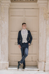 Abitio blu con Reverse e gilet bianco damascato